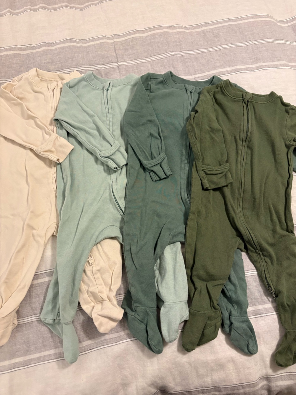 Old Navy Baby 6-9M Neutral Footed Pajama Bundle of 4 - Cream & Green Ombre Set